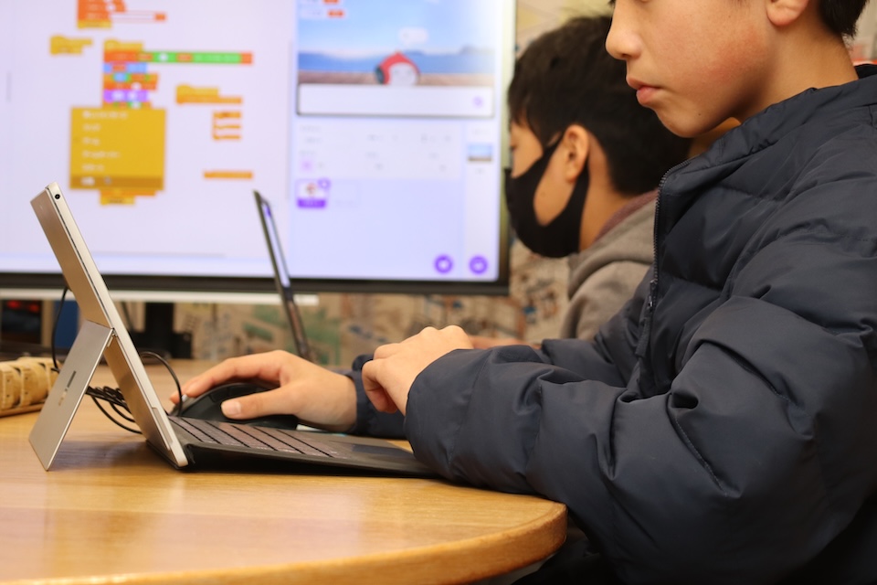 PCを操作している子ども