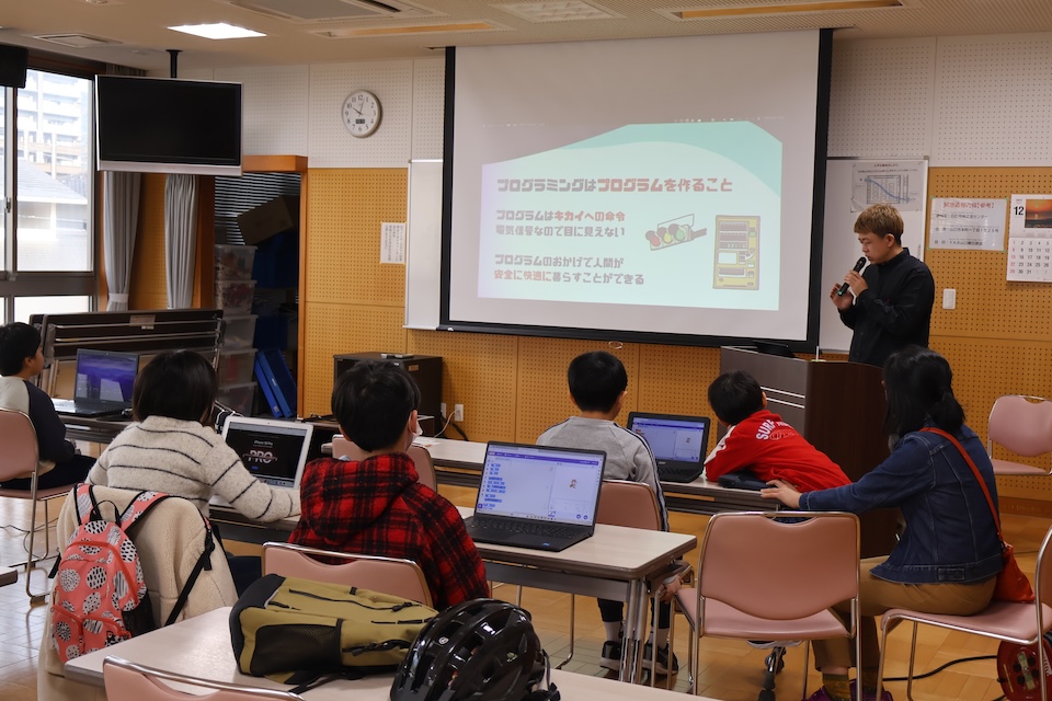 スクリーンで講義する様子